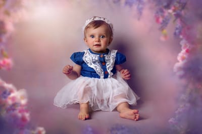 bÉbÉ tient assis image