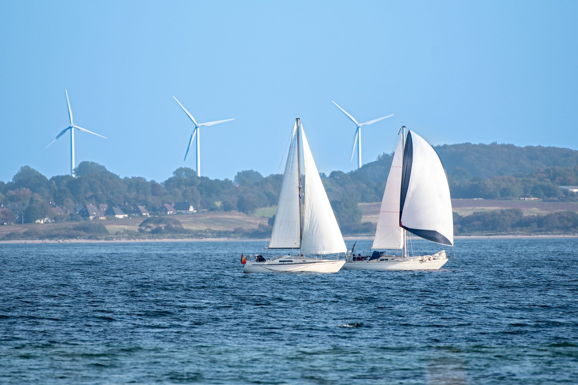 Materiales Sostenibles y Ligeros en el Diseño Moderno de Barcos de Vela