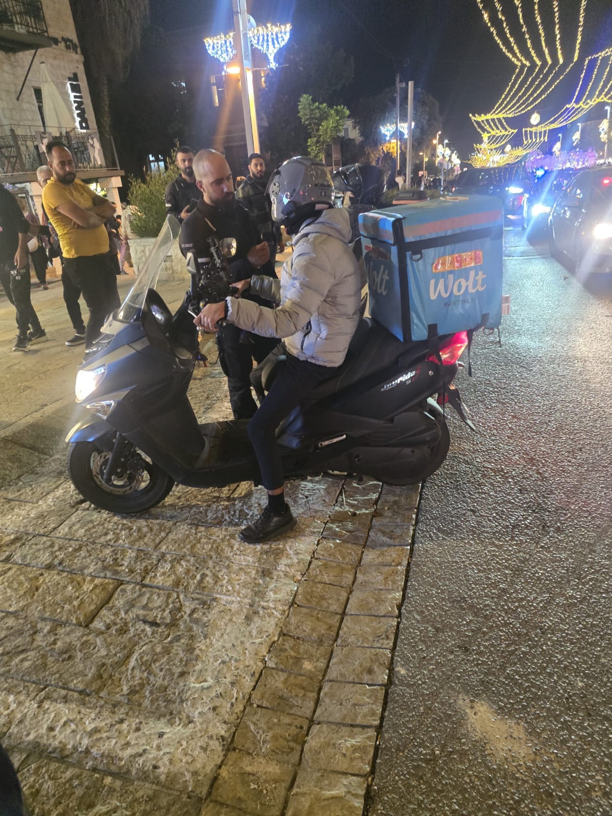 ראש העיר נגד שליחי וולט?