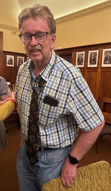 a better view of the half mast tie...