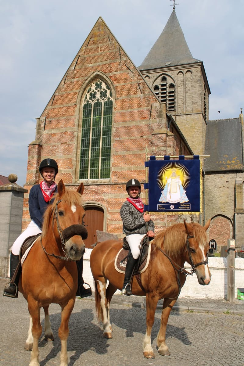 Paardenommegang Rozebeke met expo van de muntschat in de kerk