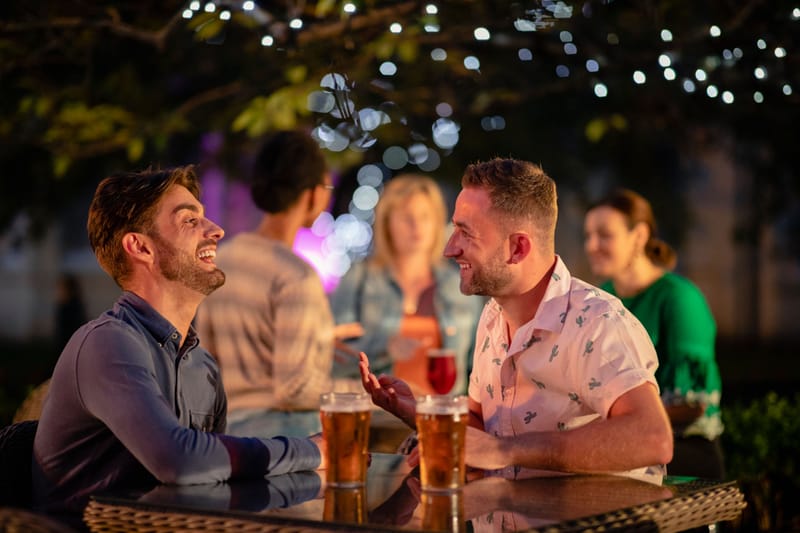 ‎שני – ערב צבעוני על הבר 🌈