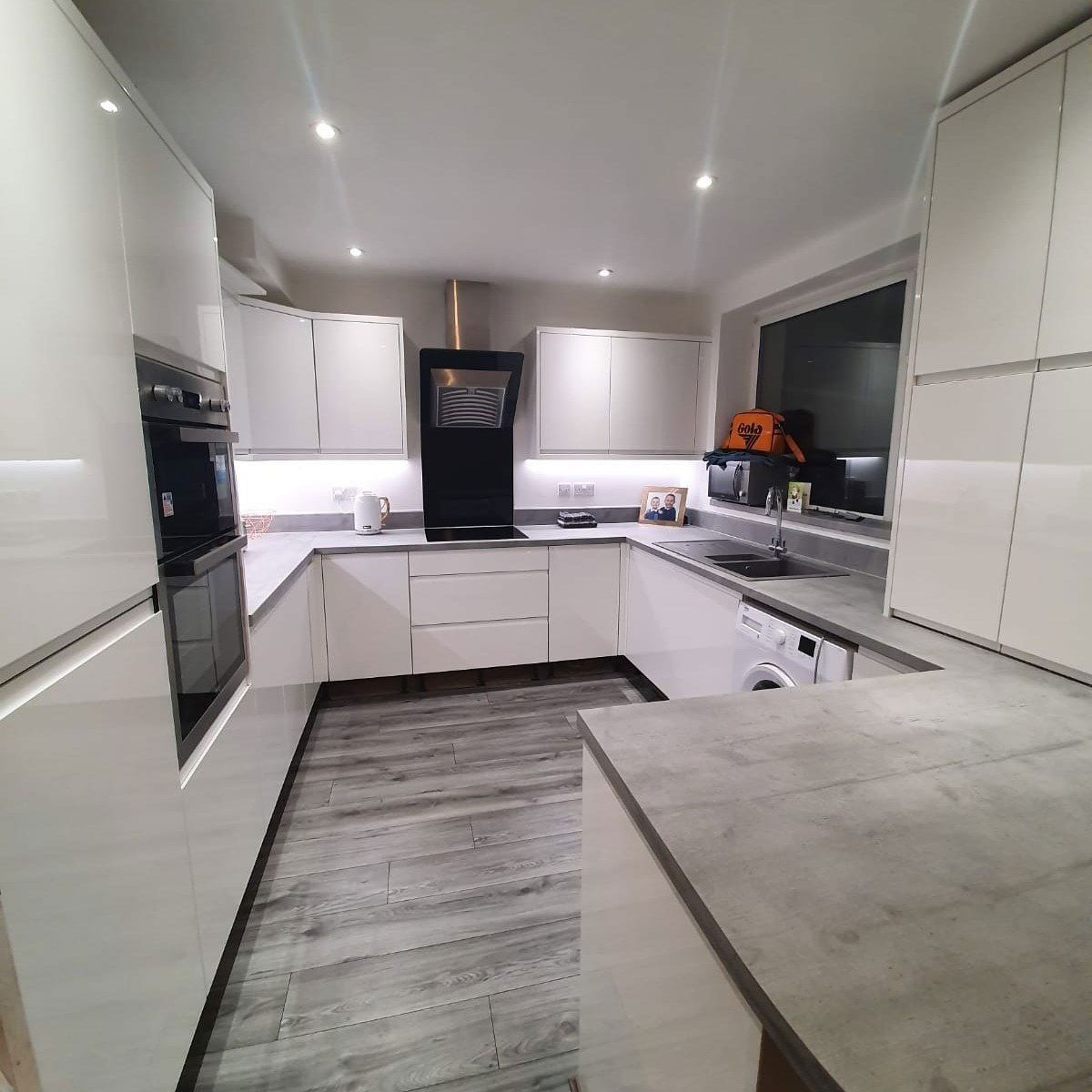 Gloss white Handl less kitchen
