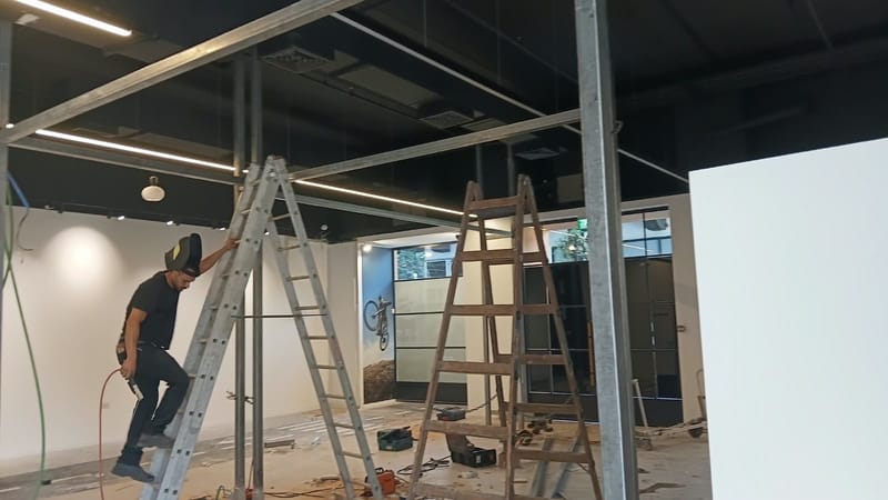 מחיצות זכוכית וקונסטרוקציות ברזל