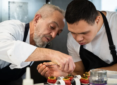 "C'est incroyable ce qu'ils font" : quand la trisomie 21 s’invite dans la gastronomie via un concours de cuisine, par franceinfo