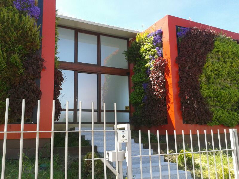 Detalle de la entrada del Jardín Vertical Casa Torrelodones