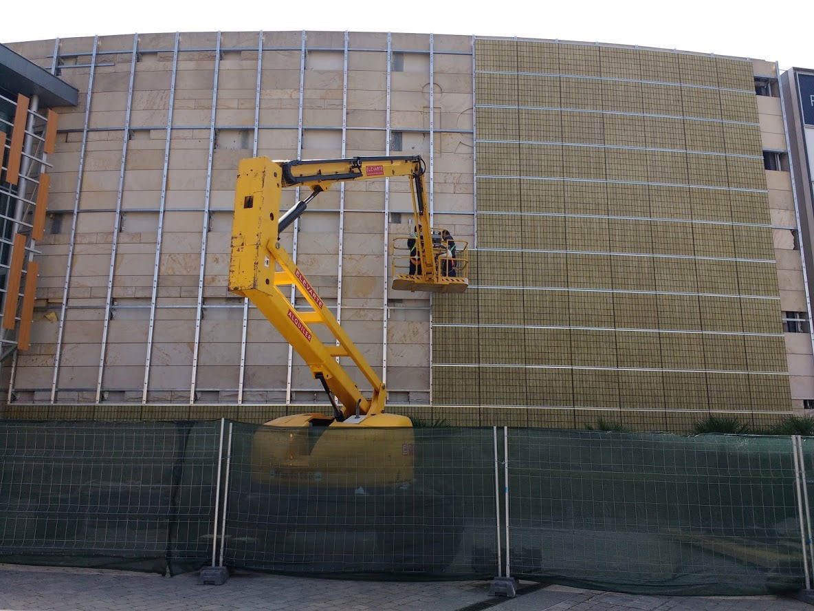 Proceso de montaje del sistema de instalación del Jardín Vertical Centro Comercial Islazul, Madrid