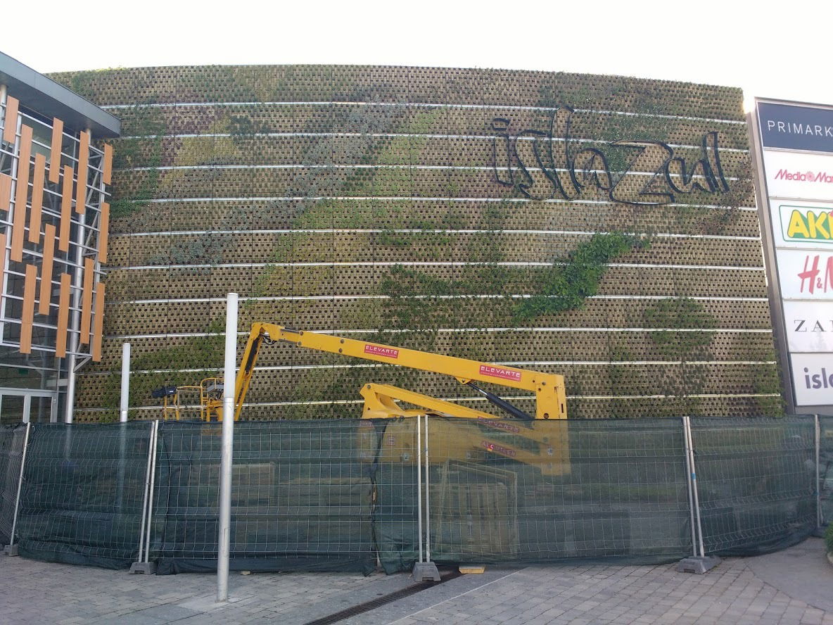 Comienzo del montaje del Jardín Vertical Centro Comercial Islazul, Madri