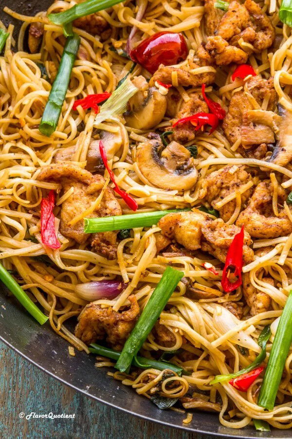 Fried mushroom & chicken noodles