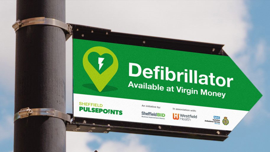 A street sign for a defibrillator in Sheffield city centre