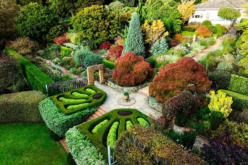 CLOUDEHILL GARDENS IN AUTUMN