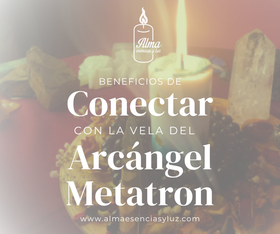 ritual con una vela del arcángel metatron, donde se ven varios elementos decorativos como un cuarzo, un collar, una pluma