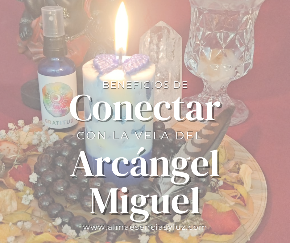 ritual con una vela del arcángel miguel, donde se ven varios elementos decorativos como un cuarzo, un collar, una pluma