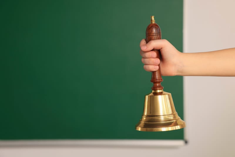 Timbre escolar vs. megafonía programada: qué diferencia supone en el día a día