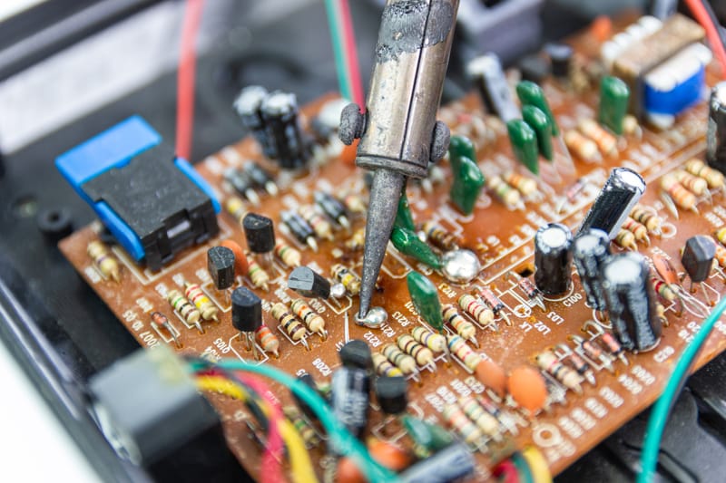 Amplificador, mesa de mezclas o procesador averiado: ¿reparar o reemplazar?