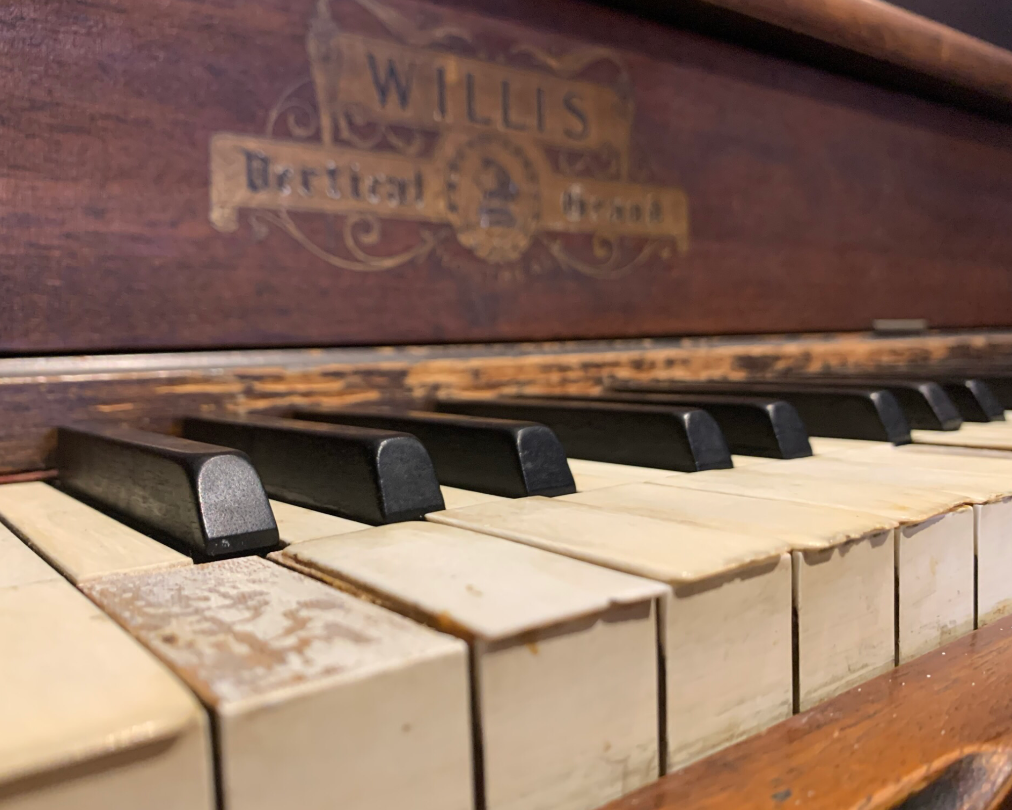 Un grand chemin pour un simple piano par Laurie Deschamps