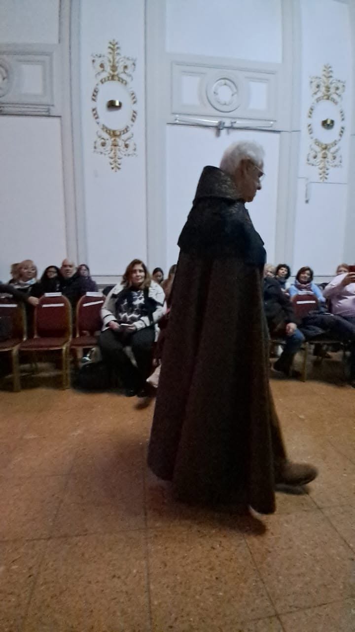 Primer esfile 2026 de trajes tradicionales españoles...