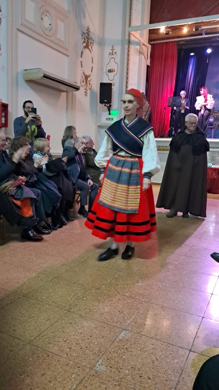 Primer esfile 2026 de trajes tradicionales españoles...