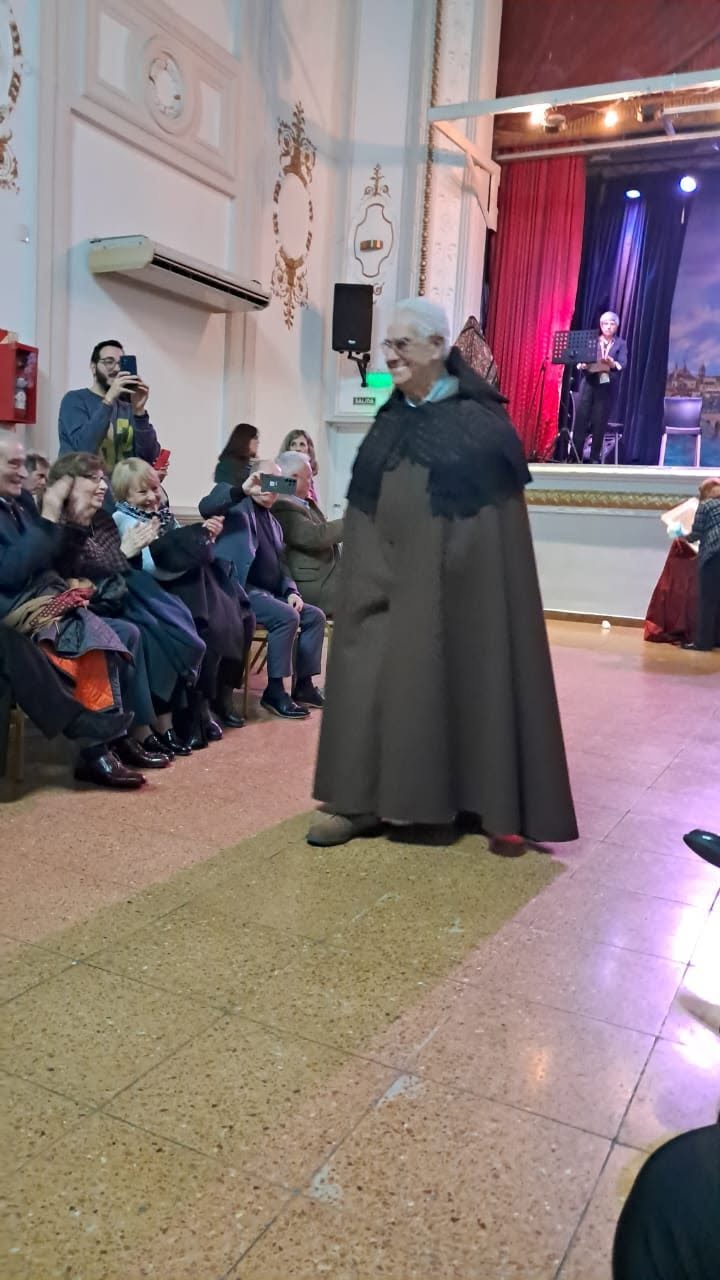 Primer esfile 2026 de trajes tradicionales españoles...