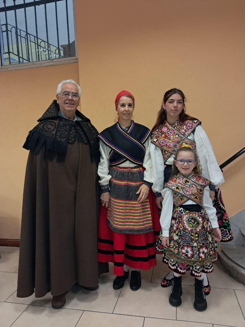 Primer esfile 2026 de trajes tradicionales españoles...