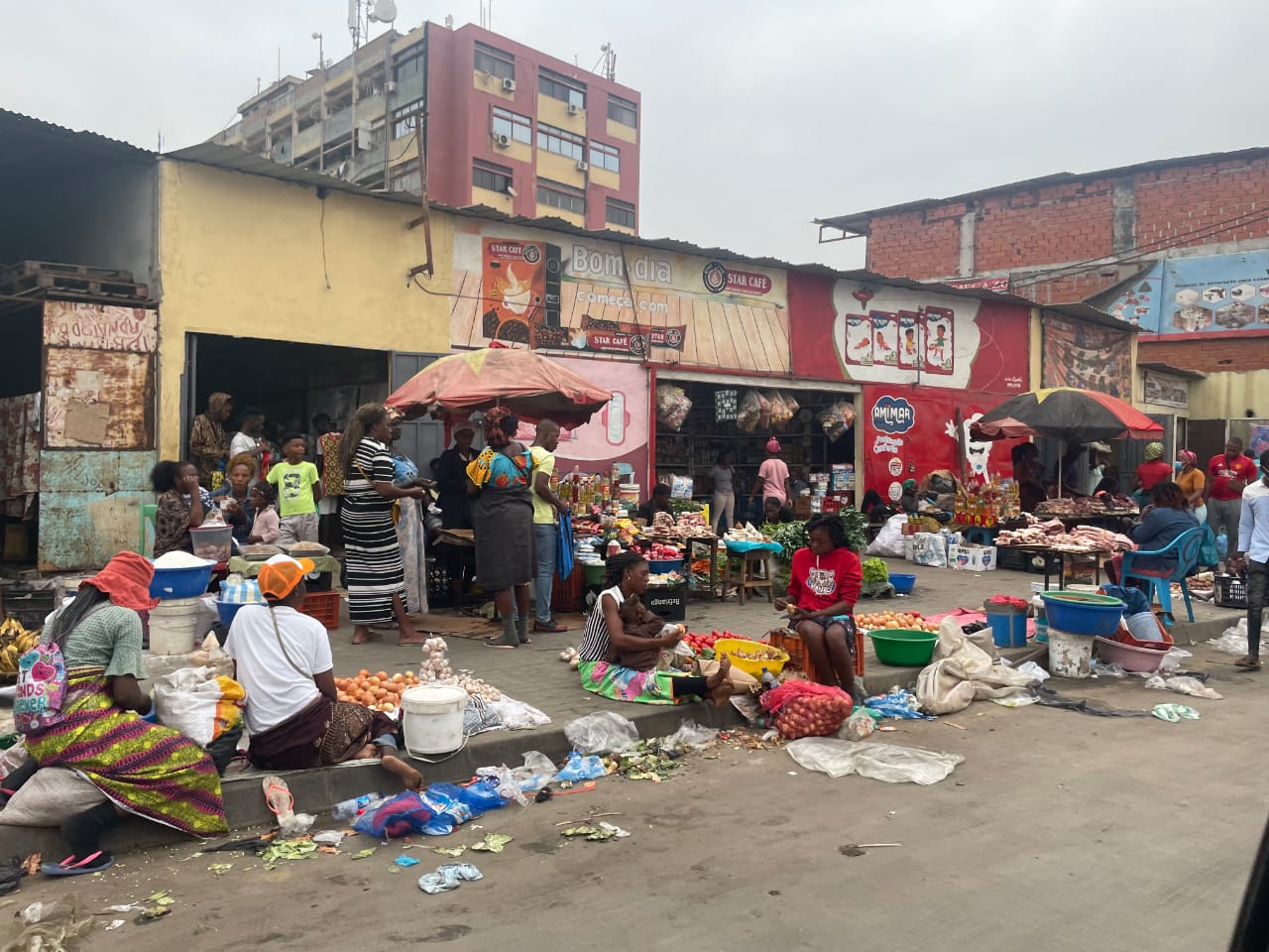 Aspecto dos resíduos urbanos, nas margens de Luanda (Angola) 