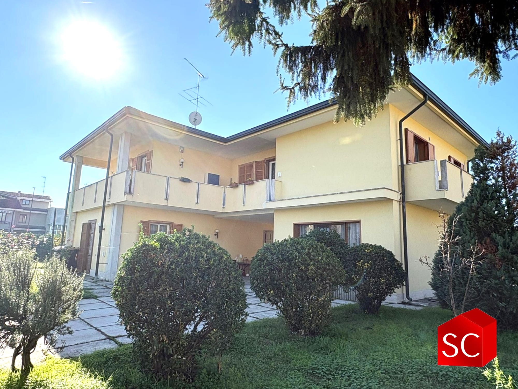 INTERA PROPRIETA' UNIFAMILIARE CON 2 VILLE INDIPENDENTE E PARCO DI 2000MQ € 540.000 TRATTABILI