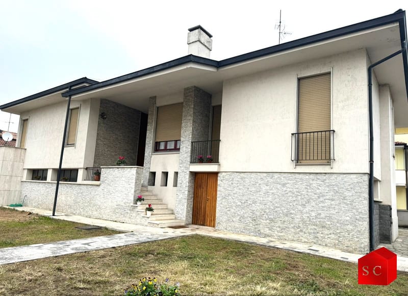 VILLA BIFAMILIARE INDIPENDENTE SUI 4 LATI € 245.000