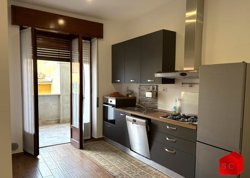 BILOCALE CON TERRAZZINO ZONA CENTRALE € 100.000