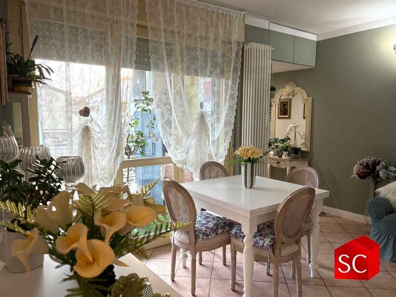 TRILOCALE CON DOPPI SERVIZI, TERRAZZINO E POSTO AUTO  160.000