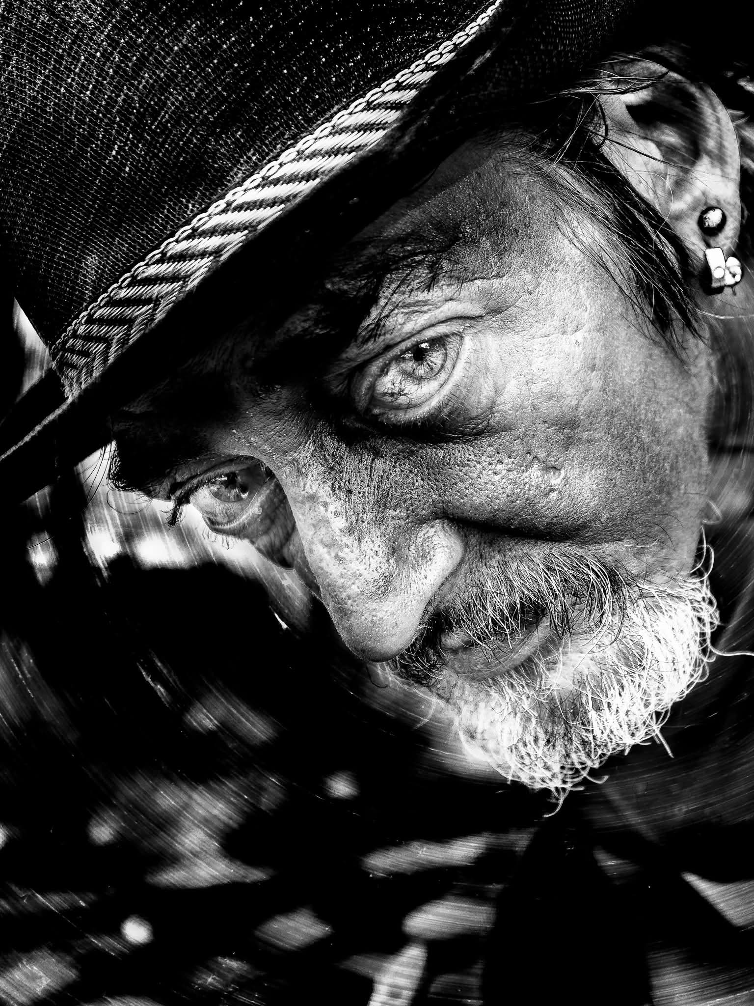Portrait noir et blanc - regard intense - série Les Gueules - Liège