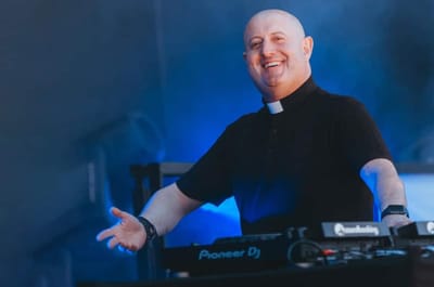 جدل واسع في لبنان حول حفلة للكاهن الـ DJ داخل ملهى ليلى : إعتراضات قانونيَّة وتحذيرات مِن تَصعيد