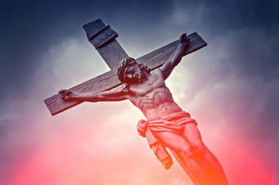 اليوم عُلِّقَ على خَشَبَة