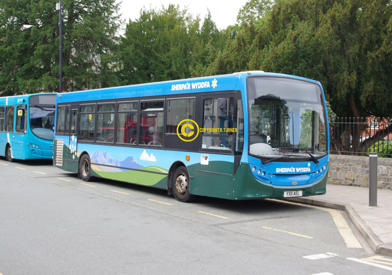 Gwynfor Coaches YX11 AEL.