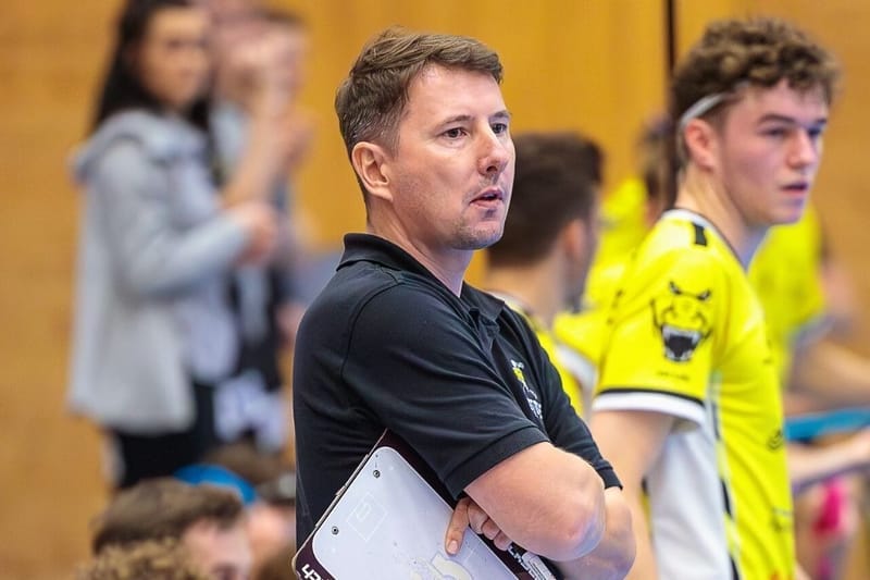 Gators verlängern mit Trainer Ostransky