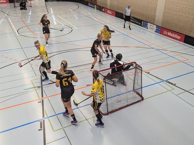 Damen 1: 1. Meisterschaftsspiel