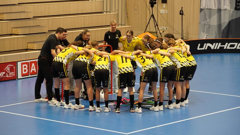 Juniorinnen U17: Allererste Runde auf dem Grossfeld mit zwei Siegen