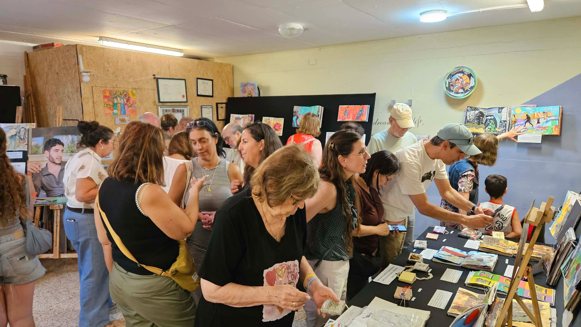 תערוכת סופשנה של תלמידות סטודיו "חשיבה יוצרת" לשנת 2025