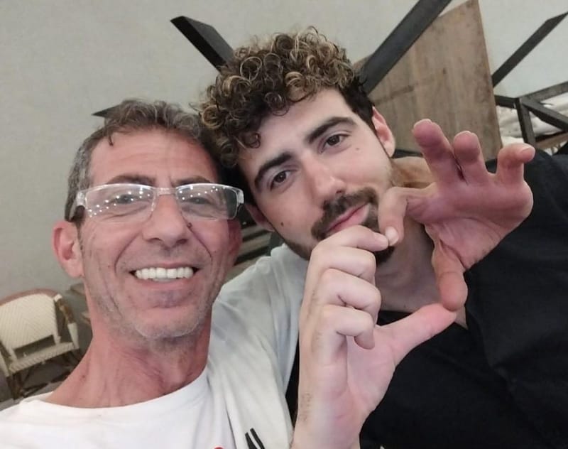 להחזיק את התקווה – גיא גלבוע דלאל חוזר הביתה בחיים  Live On Facebook | אילן דלאל  ודליה ארוסי