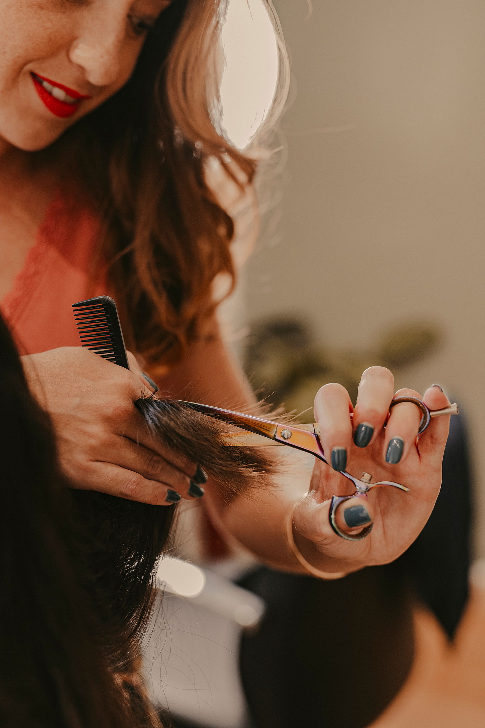 Anais Faure dans son salon de coiffure à Montpellier en train de réaliser une coupe femme