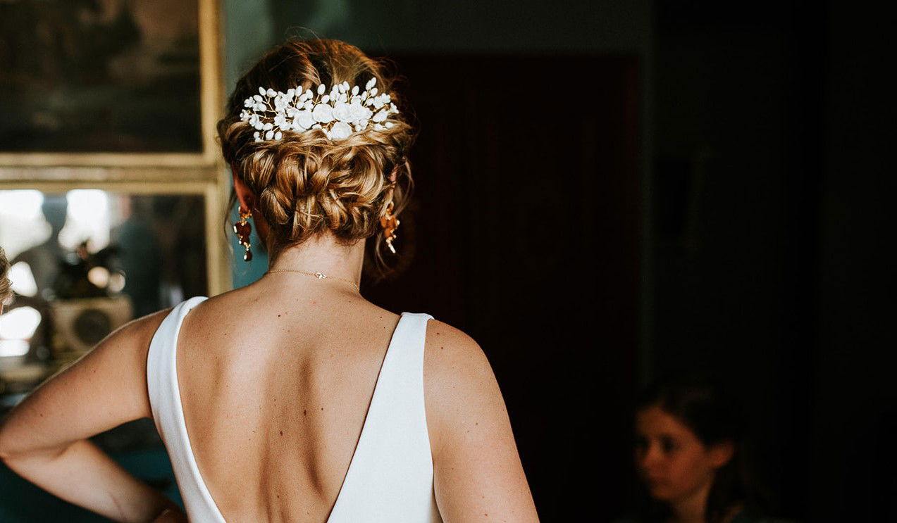 Mariée chignon romantique flou avec bijou de cheveux