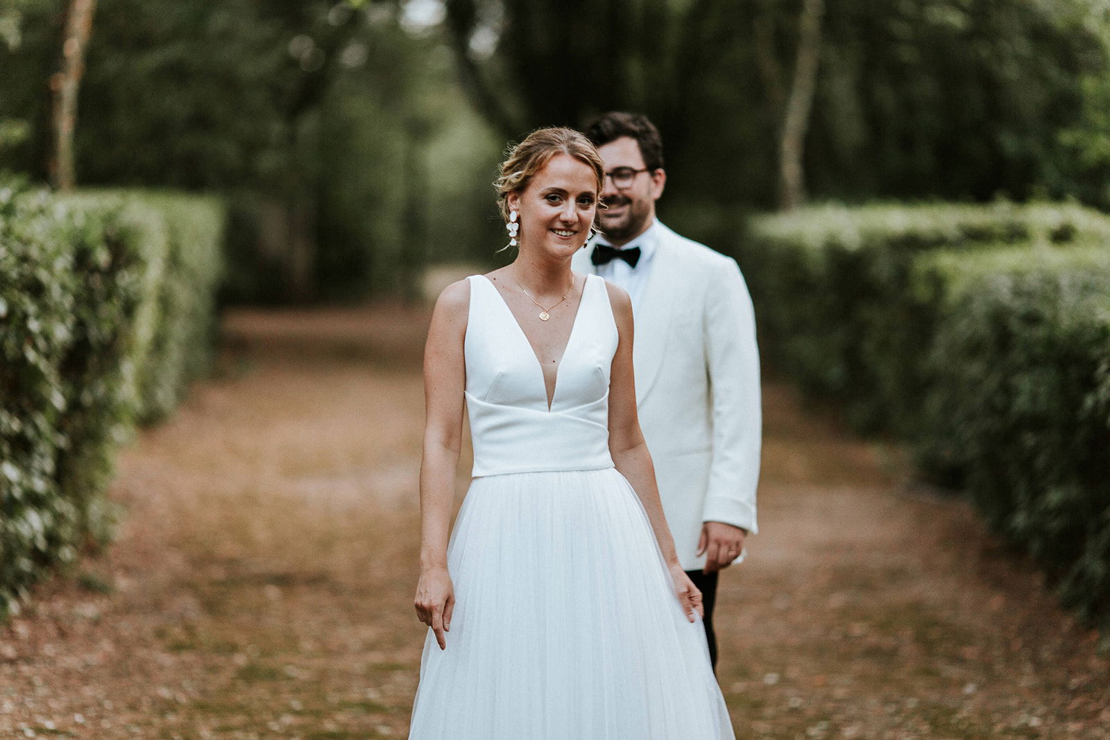 Mariée chignon romantique flou avec bijou de cheveux