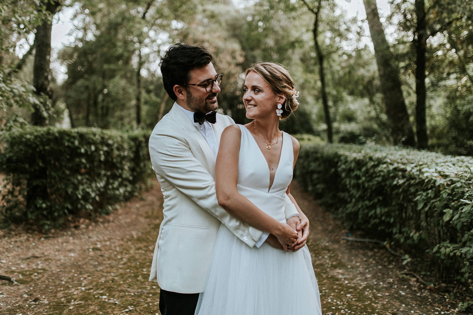 Mariée chignon romantique flou avec bijou de cheveux