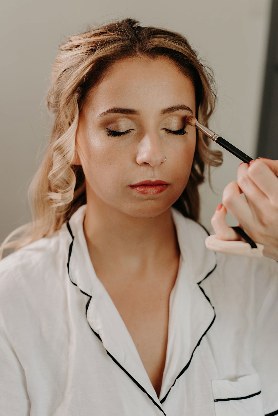 Mariée maquillage lumineux, cheveux longs et bouclés, tresse épis souple, peigne en strass fleurs