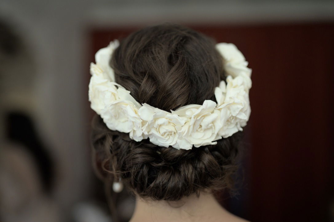 Mariée naturelle chignon avec couronne de fleurs naturelles roses blanches