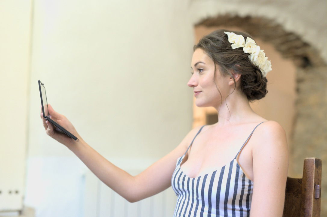 Mariée naturelle chignon avec couronne de fleurs naturelles roses blanches