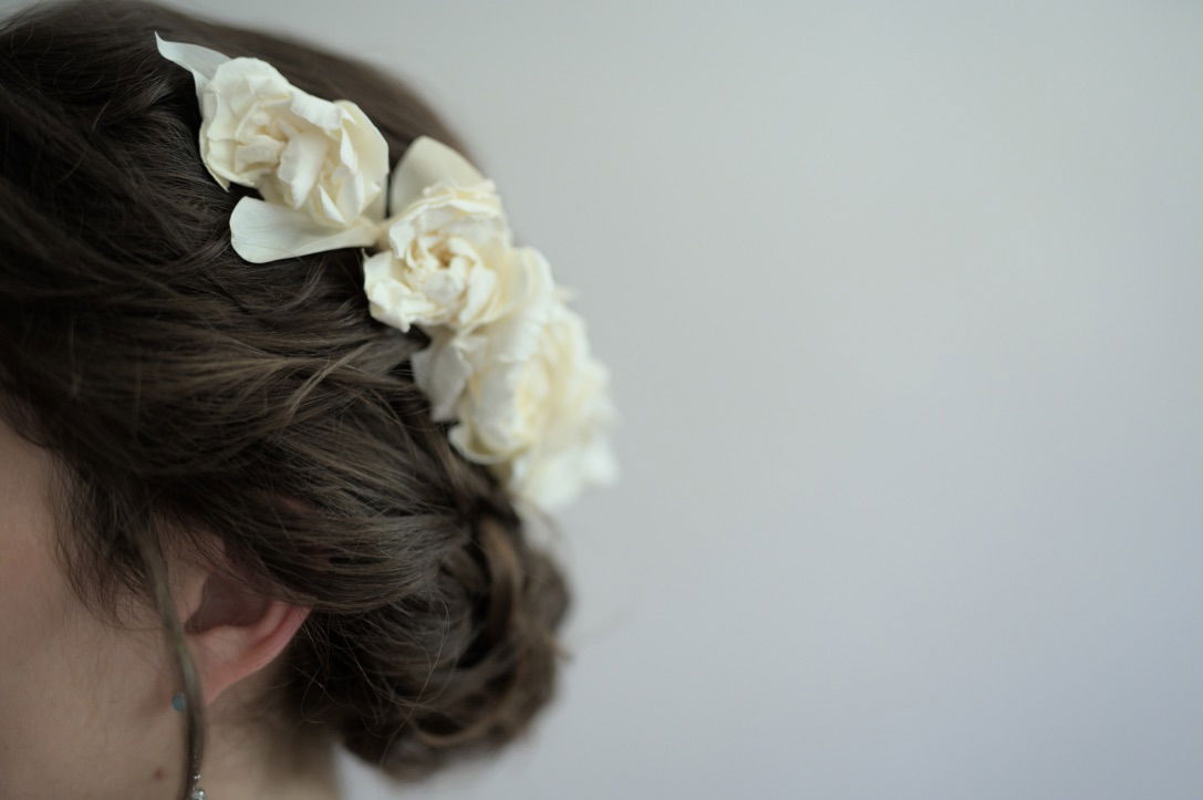 Mariée naturelle chignon avec couronne de fleurs naturelles roses blanches
