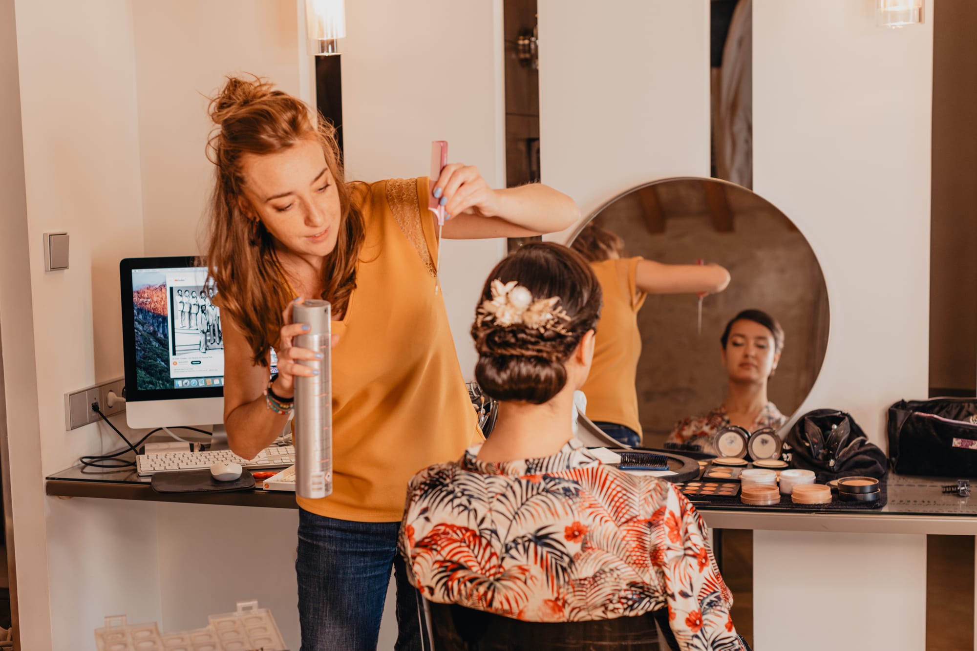 Mariée chignon bas plaqué avec fleurs séchées tons beiges rosés