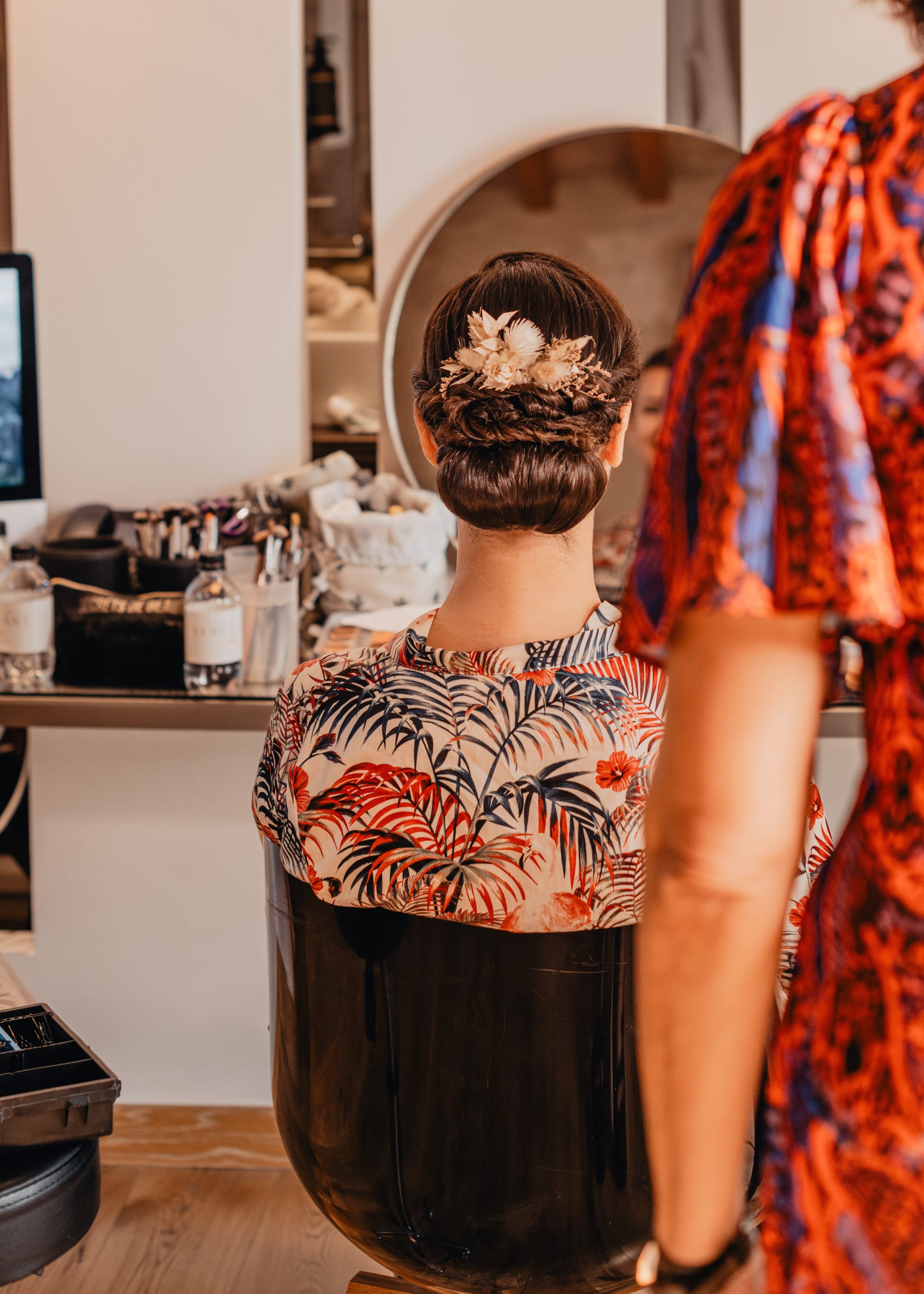 Mariée chignon bas plaqué avec fleurs séchées tons beiges rosés