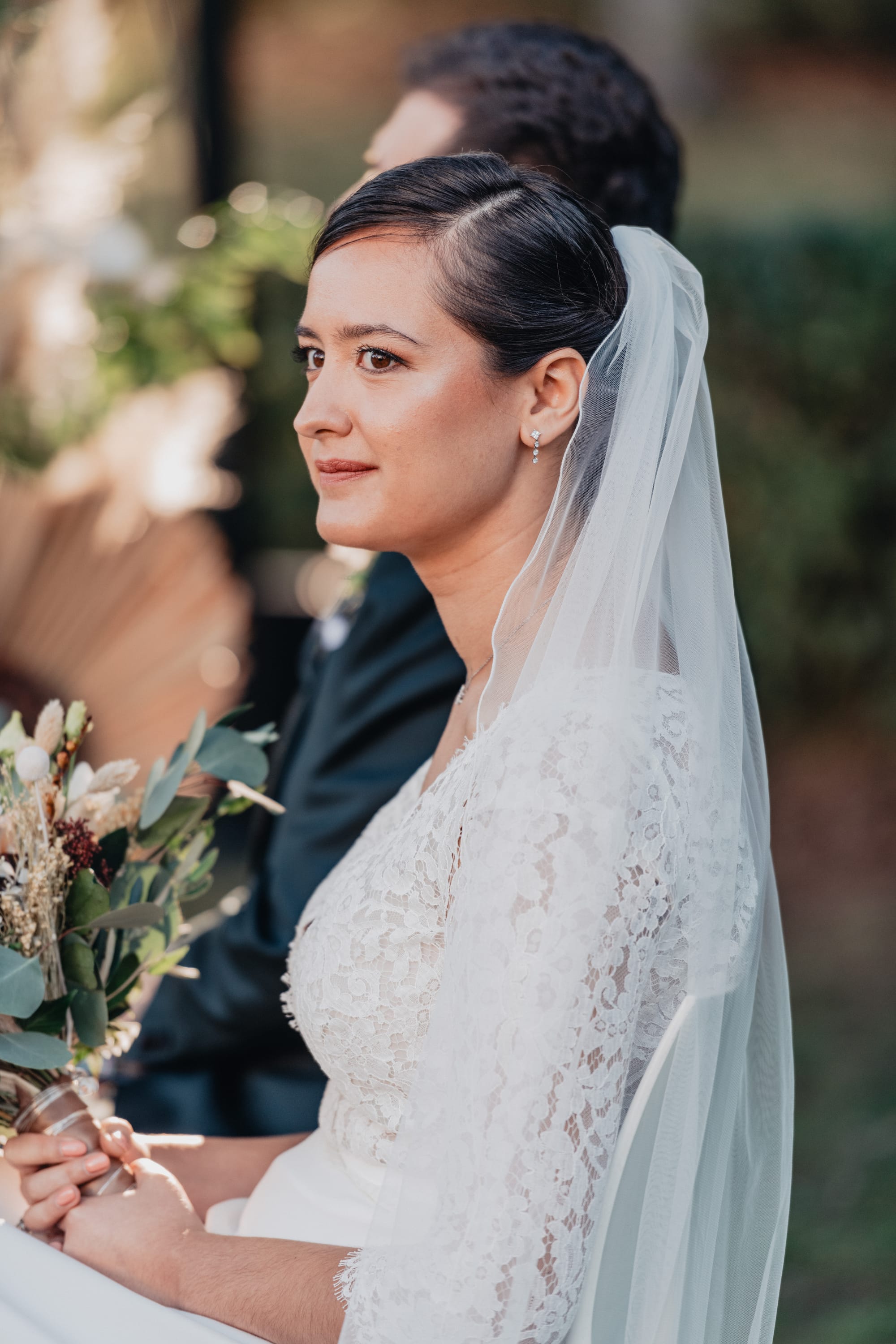 Mariée chignon bas plaqué avec voile