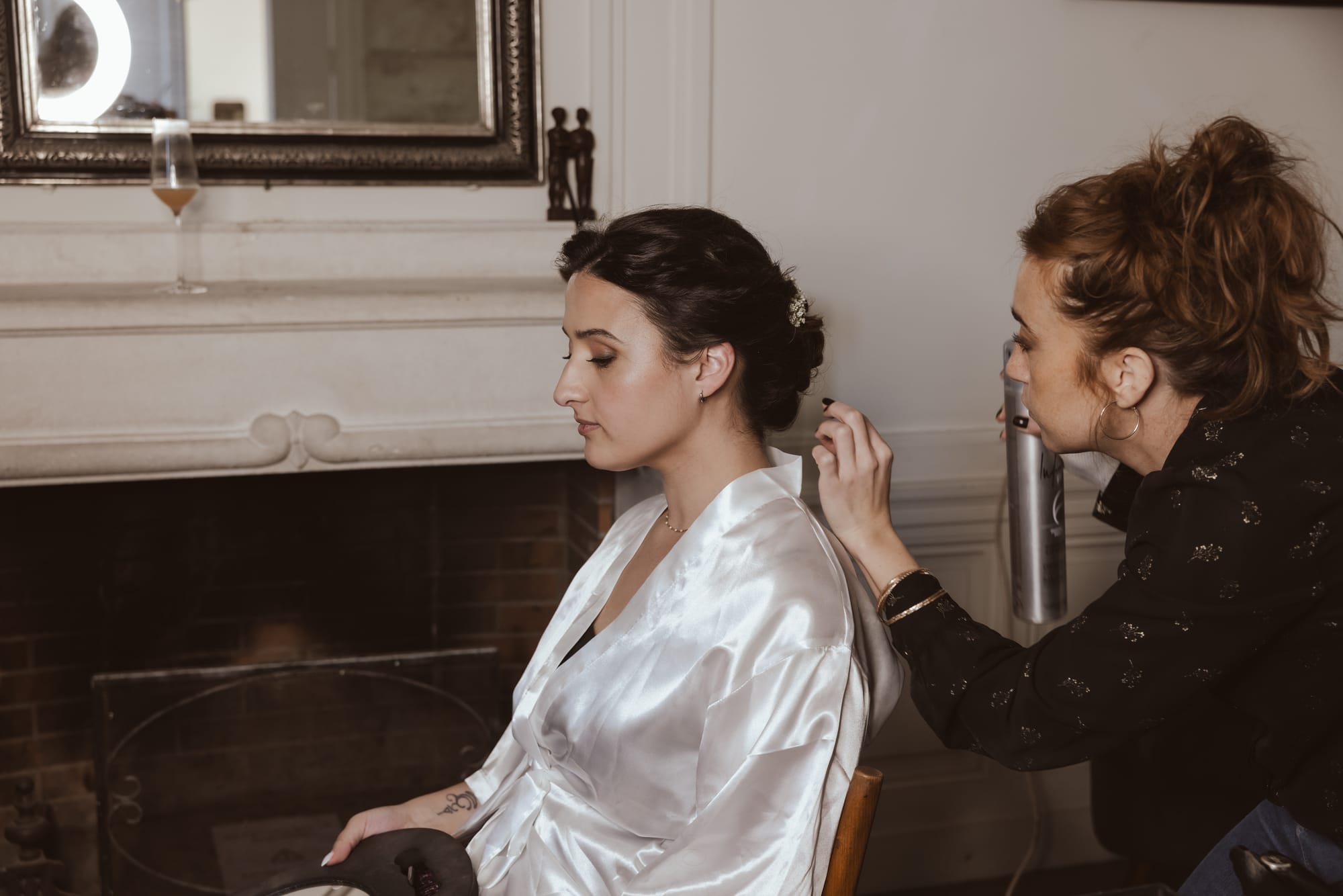 Coiffure de mariage chignon bas avec torsades et fleurs gypsophile